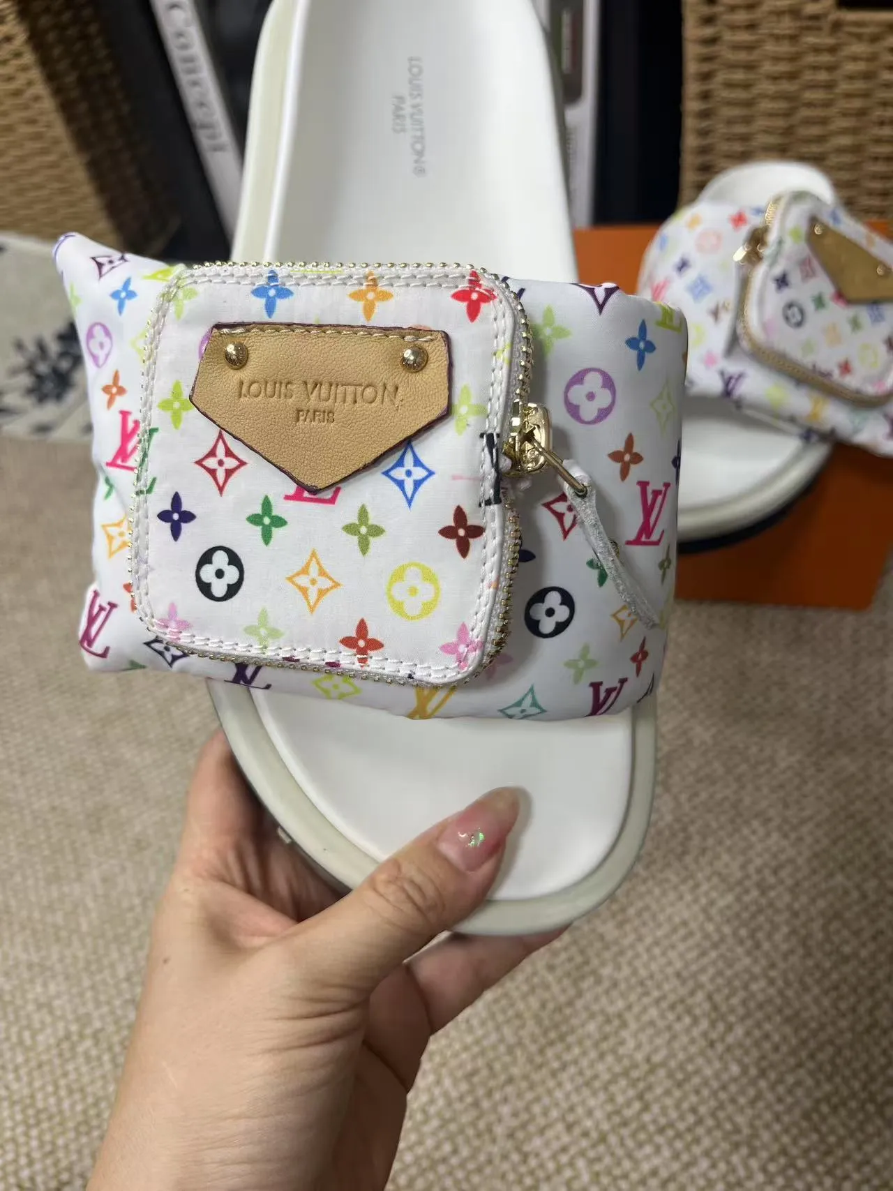 P380 yuan LV Louis Vuitton Full of high-end feel! A popular model among bloggers at home and abroad, it’s retro and fashionable, and looks stunning on your feet! Mainly recommended model on the official website★ ━━━━━ ЅᏇєєt ━━━━━ ▪️Upper: original calfskin ➕5D printing process ▪️Inner: imported mixed sheepskin ▪️Outsole: original molded foam outsole ▪️Size: Female 35-40 Men's 39-44 (women's 41 men's 45)